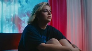 Louane face à ses démons dans le clip intime "Pardonne-moi"