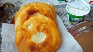 Vruće LEPINJE SA KAJMAKOM kao iz peći na drva: Miris se širi celom kućom, a TRIK u pripremi garantuje hrskavu koricu