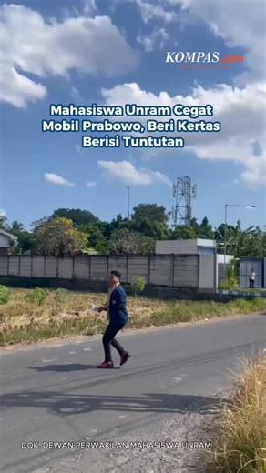 Maulana, Ketua Dewan Perwakilan Mahasiswa Universitas Mataram, menyerahkan secarik kertas berisi tuntutan atas persoalan-persoalan di NTB dan isu nasional, mulai dari evaluasi program Makan Bergizi Gratis (MBG), gaji guru, hingga dugaan kasus gratifikasi di NTB.