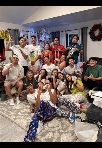 Envelope Roulette 💸 . . Rules: My mom puts money into envelopes, and everyone randomly picks one. Once all the envelopes are chosen, we open them one by one. This time, the amounts were $100, $50, $20, $10, $5, and $1.