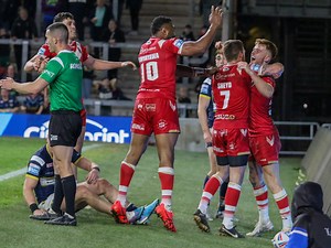 ᴇɴᴊᴏʏɪɴɢ ᴛʜᴇ ʙᴀɴᴋ ʜᴏʟɪᴅᴀʏ, ʀᴇᴅꜱ? 👹 🤩 Why not relive our fantastic win on Friday night, with match highlights available in full by clicking here! 👉 https://bit.ly/44ES8cC | Salford Red Devils RLFC