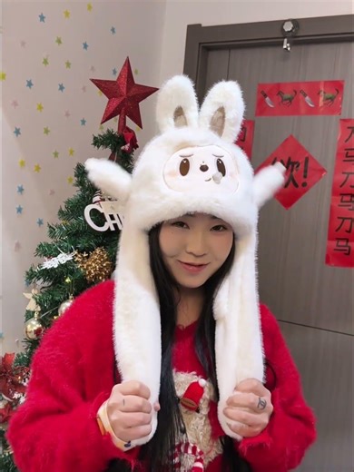 I wear new hat and go out. Haha, so cute! #Plush hat #Keep warm #Essential in winter