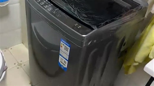 海尔XQB60-M1023波轮洗衣机占地仅0.35㎡，小巧不占空间，适合小户型。一键启动洗衣轻松省心，洗净比高，洗完衣服不伤衣，真实用了才知道很贴心。