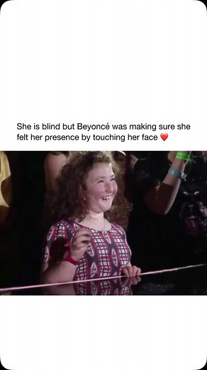 Good Music on Instagram: "During her 2013 tour in Perth, Australia, Beyoncé created a beautiful moment with 13-year-old Sophie Kotkis, who is blind and has mild cerebral palsy. She knelt beside Sophie, touched her face so she could feel her presence, and invited her to sing along to “Irreplaceable” 🎶. The moment was arranged by Sophie’s sister, who wanted to give her a special experience. Afterward, Sophie joyfully told her mom, “I got a kiss from Beyoncé!” ❤️"