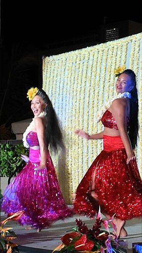Beautiful Hawaiian Dance in Waikiki, Hawaii! 🌺💃