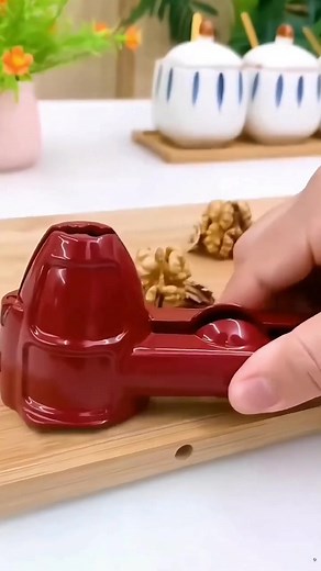 Get this nutcracker for home, no matter eating walnut or melon seeds, it can be easily opened
