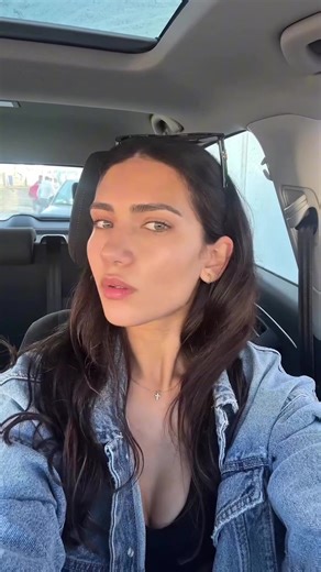 Il-mudella Maltija, Amy Zahra, qasmet il-vjaġġ personali tagħha dwar dak li jissejjaħ Bell’s Palsy, paraliżi f'daqqa u temporanja fil-muskoli tal-wiċċ, ikkawżata minn infjammazzjoni jew ħsara lin-nerv tal-wiċċ. 🙏 F'April tal-2025, waqt li kienet qed tipparteċipa fil-Mixja ta’ Puttinu ma’ ommha, f'daqqa waħda ħasset tnemnim u tagħfis fuq in-naħa tal-lemin ta’ wiċċha. Aktar tard hija saret taf li għandha l-Bell's Palsy. Il-ġimgħat ta’ wara kienu ta’ sfidi emozzjonali. Madankollu, bi trattament im