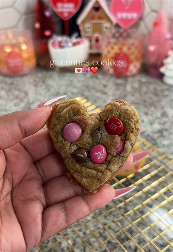 Valentine’s M&M Chocolate Chip Cookies 💌🎀❤️ Ingredients \t•\t½ cup unsalted butter, melted \t•\t½ cup dark brown sugar \t•\t½ cup granulated sugar \t•\t1 tbsp vanilla extract \t•\t1 large egg, room temperature \t•\t1½ cups 2 tablespoons all-purpose flour \t•\t1 tablespoon cornstarch \t•\t½ teaspoon baking soda \t•\t½ teaspoon baking powder \t•\t¾ teaspoon salt \t•\t1 cup chocolate chips \t•\t¾ cup M&M’s Instructions \t•\tPreheat oven to 350°F and line a baking sheet with parchment paper \t•\tI