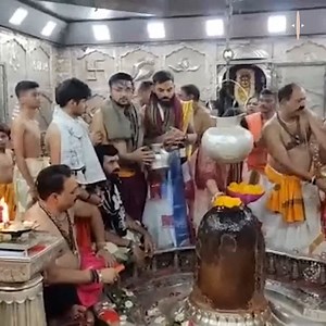 7.7M views · 802K reactions | ਮਹਾਕਾਲੇਸ਼ਵਰ ਮੰਦਿਰ ਉਜੈਨ ਨਤਮਸਤਕ ਹੋਏ ਵਿਰਾਟ ਕੋਹਲੀ ਤੇ ਅਨੁਸ਼ਕਾ ਹਰ ਹਰ ਮਹਾਦੇਵ #ViratKohli #AnushkaSharma #MahakaleshwarTemple #Ujjain Virat Kohli Anushka Sharma #ProPunjabTv | Pro Punjab Tv | Facebook