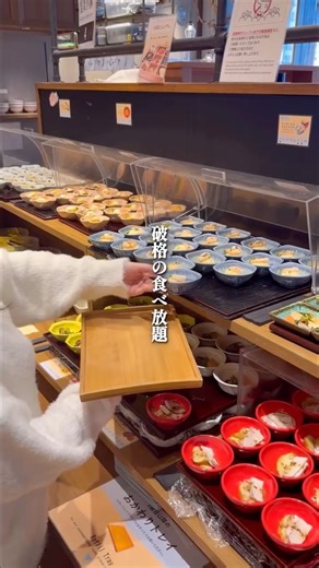 かなぐるめ│東京お得グルメ on Instagram: "銀座1安い... 神戸牛すき焼き含む豪華ビュッフェがまさかの価格🤤 ⁡ ⁡ ↓ 以下2025年 冬メニュー 【ライブキッチン】 ・ 「三元豚の黄金出汁しゃぶしゃぶ」 料理人が目の前で湯がく、やわらかで出汁香るしゃぶしゃぶです。 ・神戸牛＆A5仙台牛すき焼き [銀座和牛ラボコラボ] 【彩り和洋小鉢】 ■ 和小鉢 ・ おでん～龍のたまご入り～ [銀座和牛ラボコラボ] ・ 穴子と牛蒡の卵とじ～山椒風味～ ・ 小芋と茄子鶏そぼろあんかけ ・ 白身魚と筍のわかめあんかけ ・ 香ばしごま油の小松菜ツナ和え ・ 海鮮田楽 ■洋小鉢 ・ A5仙台牛と根菜のビーフシチュー [銀座和牛ラボコラボ] ・ エッグ de グラタン ・ さつまいものポテトサラダ～バジルソース～ ・ 豚のコンフィとジャーマンポテト～ハニーマスタード～ ・ ハムステーキエッグオランデーズソース ・ ロールキャベツ 【汁物 / スープ】 ・ 出汁 ～丸藤オリジナル当店総料理長ブレンド～ ・ 自家製出汁の味噌汁 【炊きたてご飯】 ・ 白ご飯 ・月替わり炊き込みごはん ※ランチ限