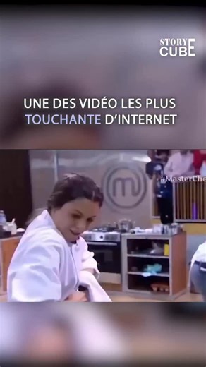 STORY CUBE on Instagram: "Même sous les projecteurs et la pression d’un concours télévisé, un père reste un père. Lors de la version brésilienne de MasterChef, la candidate Elisa Fernandes se retrouve bloquée par un détail absurde mais crucial : un pot de confiture impossible à ouvrir, scellé par le sucre durci sur le bord. Les secondes passent, le stress monte, et chaque tentative échoue. À bout, elle jette un regard vers le balcon où sa famille observe. Son père, Sidney, comprend immédiatement