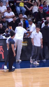 Tinatanong na ni Jolas kung anong gusto ni Chris Ross. LIVE 👇🏽 🏀 RPTV ch 9 and 10 (free tv) 🏀 PBA Rush on Cignal ch 90 & 260 🏀 Pilipinas Live App (download for free livestream) 🏀 OneSports YouTube (free live stream) #PBA50 #PBA50LID #PBA50PhilCupFinalsG3 | PBA