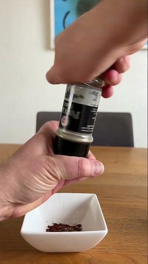 1 aprilgrappen van Professor Prank: Doe peper en zout in een theezakje