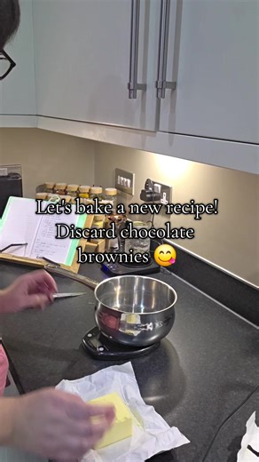 Let's give the discard chocolate brownies a try! I'm always on the lookout for ways to use my discard rather than throw it away and boy oh boy this recipe was amazing! RECIPE: •115g butter •300g chocolate chips •40g cocoa powder •2tsp vanilla essence •2 eggs plus 1 yolk •200g sugar •110g brown sugar •125g discard •120g plain flour •1tsp salt METHOD: •Preheat oven to 180°c and line a tray (mine was 10 x 8 inch) •Melt the butter, chocolate chips, vanilla essence and cocoa powder together then let 
