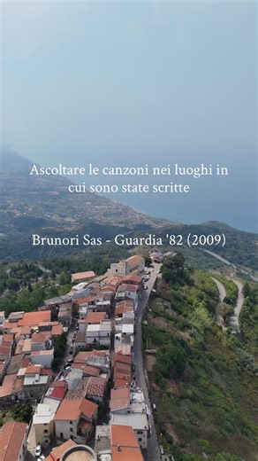 FRAGILI FIORI 🥀 on Instagram: "Nell'estate del 1982 l'Italia di Bearzot vinceva i Mondiali e in radio passava in continuazione "Cuccurucucù" di Battiato. Sulla spiaggia di Guardia Piemontese, in provincia di Cosenza, si parlava di sport e si cantavano canzoni intorno a un falò. Giovani storie d'amore nascevano sotto il sole, tra un bagno ed un gelato. 27 anni dopo, un giovane cantautore calabrese decise di raccontare la propria infanzia trascorsa in quei luoghi con una ballata in Sol maggiore, 