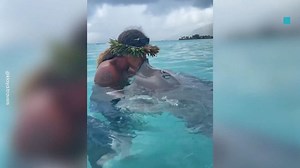 L'impressionante 'bacio della morte'