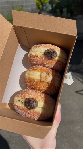If you want to get your hands on the donuts and coffee from @theflourboxseattle, you will want to arrive plenty early. This bakery in Seattle’s Hillman City neighborhood is extremely popular, but is it worth a two-hour wait? YES. They were perfect - not too sweet and extremely fresh. The whole place was such a vibe - very clean and everyone was super friendly. Here you will find delicious filled brioche donuts and other made-from-scratch goodies (all baked with love), as well as locally roasted 