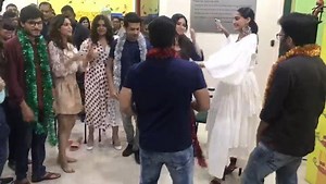And this is how we welcome the Veere’s at the Mirchi Mumbai Office Sonam Kapoor Kareena Kapoor Swara Bhasker #VeereDiWedding #Tareefan | Mirchi Plus