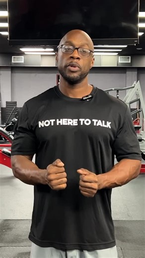 Most people think they’re hitting their lats on one-arm dumbbell rows… but they’re really just overusing their traps and arms 😬 That’s why your back isn’t getting wider — and your lats aren’t growing. In this clip, I’ll show you exactly what NOT to do and how to fix your form so you can finally feel your lats working every rep 💪 💥 You’ll learn how to: ✅ Keep your traps out of the movement ✅ Row with proper form for true lat activation ✅ Build a stronger mind–muscle connection ✅ Train smarter,