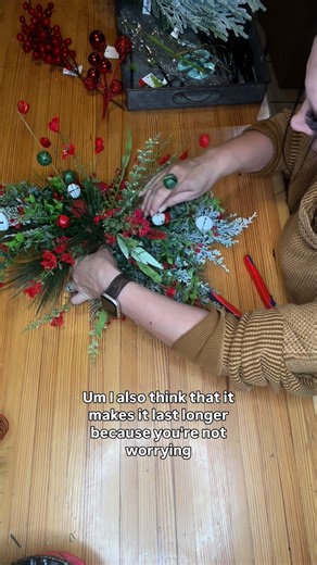 132K views · 2.1K reactions | GARLAND STEP BY STEP …. Join me in my new workshop to learn how to make a garland like this step by step all slowed down with a supply list. I’ll teach you how many swags to make per foot of garland and so much more !!! The workshop will teach 4 different projects with one of them being a garland. The group is already up and you have bonus tutorials already ❤️懶 | On A Whimm Wreaths and Decor by Dona | Facebook