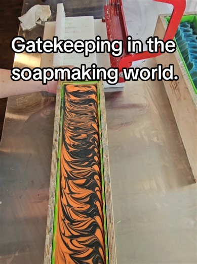 To be fair, I haven't googled this technique is a while, and I'm not really in making soapmaking forums anymore. So I'm sure there are people sharing this swirl technique by now. #swfloridasoap #barandbarsoapco #soappouringvideos