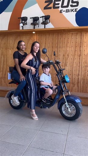 Emanuel Menezes de Souza on Instagram: "Scooter elétrica X12 1.000 watts de potência Pensa em uma scooter linda, forte e boa de andar Chame nossa equipe de venda e peça já a sua WhatsApp 21 97254-9545 @suprabike_ @_supracar"