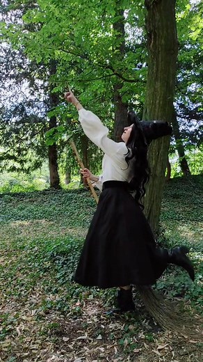 bloopers 😁 #100daystohalloween #summerween #halloweenishere #halloweeniseveryday #gothwitch #gothicwitch #spookyseason #witchbroom #sondeflor #witchy #victorianwitch