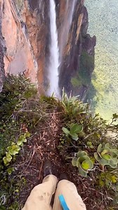 Venezuela 🇻🇪 Vista impresionante de la cascada más alta del mundo, el Salto Ángel. 🌿 El Salto Ángel se origina en el Monte Auyantepui, que tiene pendientes empinadas y una cima plana y ancha. Auyantepui es la montaña más grande de Venezuela, y su nombre se traduce como "Montaña del Diablo". Este nombre probablemente fue elegido debido a la constante niebla densa que rodeaba la montaña, pareciendo un fenómeno místico para los lugareños. Estas montañas se llaman "mesetas". Se caracterizan por s