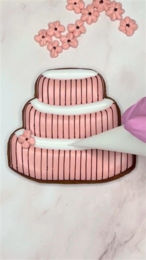 Decorating a Gingerbread Cake! 🎂 #shorts #icingart