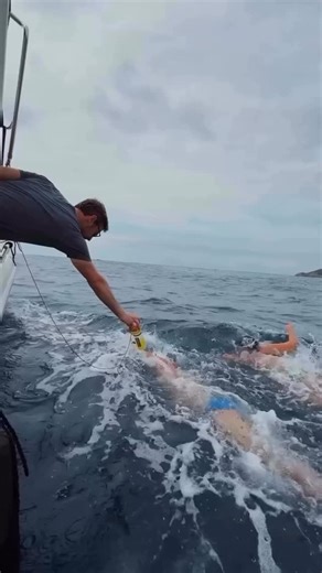 No time to waste in open water feeding! This is how to feed in the channel – bottle on a rope, drink up, and reel it back into the boat! 🏊‍♀️🏊‍♂️ • • • • • #swimming #swim #swimmer #swimmingpool #triathlon #pool #swimbikerun #triathlete #swimteam #swimmers #swimlife #swimcoach #swimsuit #swimmerslife #swimpractice #swimmemes #swimtraining #swimmeet #swimmerproblems #backstroke #freestyle #swimclub #swimmingmemes #breaststroke #butterfly #competitiveswimming #swimminglife #swimfast #competitive