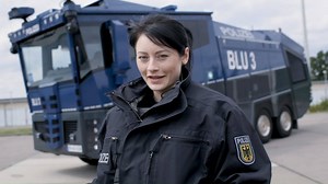ZUM 1. DEZEMBER BEI UNS ANFANGEN ▪ Jetzt aber schnell: Du willst noch dieses Jahr deine Karriere bei der Bundespolizei starten und bist zum 1. Dezember 2020 noch nicht 35 Jahre alt? Dann haben wir gute Nachrichten! Du hast jetzt die Möglichkeit dich für einen Ausbildungsplatz im mittleren Polizeivollzugsdienst im Aus- und Fortbildungszentrum Diez zu bewerben. Im Rahmen dieser Einstellung kannst du ab 1. Dezember 2020 deine Karriere als Bundespolizist oder Bundespolizistin starten. Die gesamte, 3