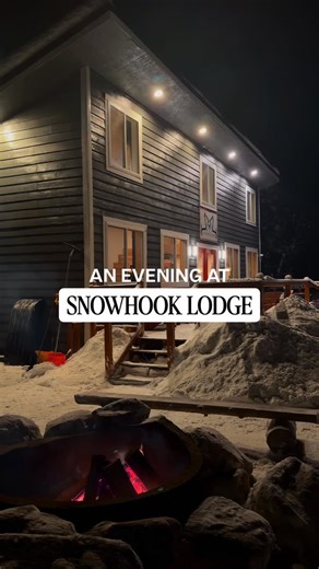 A winter lodge in Alaska is where you need to be! 🏡 Snowhook Lodge, tucked into Hatcher Pass, is the perfect mix of comfort and adventure. With five private cabins, it offers a warm, inviting retreat in the heart of Alaska’s winter landscape. 🍽️ Breakfast, lunch, and dinner are served daily in the main lodge — a cozy gathering place where guests swap stories from the day. 🔥 Evenings are all about slowing down, whether that means relaxing by the fire or unwinding in the sauna (a guest favorite