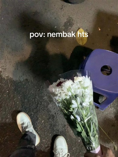dia mau nangis soalnya tangan satunya sambil pegang kayu #couple #fyp