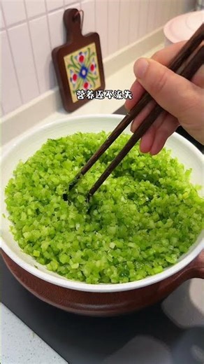 芹菜猪肉馅饺子，芹菜千万不要沙水，今天教你个诀窍，包出来的饺子菜香肉嫩还不出水，全家都爱吃#饺子馅 #芹菜猪肉馅 #饺子