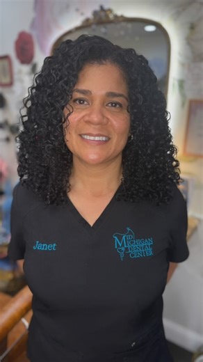 Meet Janet! ✨ This is hands down one of my favorite makeovers. I’ve worked with Janet before, but it’s been years—and here’s the thing: learning to invest in your curls takes time. Before, Janet’s hair felt brittle and looked big, almost like a helmet (her words!). But the real issue? Lack of water absorption—not from not wetting it (she was doing that daily!) but from layers of product buildup. The curlier the hair, the more buildup takes hold, making it harder for water to penetrate—leaving cu