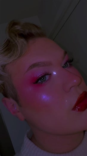 Too much glitter? Never heard of her ✨💋 @Nimya by NikkieTutorials Fourmation Palette @nikkietutorials #ValentijnsLook #GlitterMakeup #MakeupReveal #ValentinesGlam #glowup