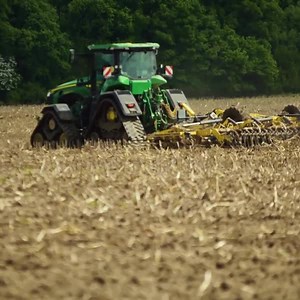 Ciągnik John Deere 8RX oczyma Klienta i operatora 👀. Co zadecydowało, że akurat ten jelonek jako kolejny dołączył do prowadzonego od 1996 roku gospodarstwa 🤔? Dobry uciąg 💪, niesamowita przyczepność 👌 i mniejsze ugniatanie gleby 👍. Jakim wyzwaniom na Waszych polach mogłaby sprostać ta maszyna? | John Deere