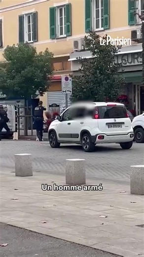 Un homme armé d’un couteau a été tué par la police dans le centre-ville d’Ajaccio ce samedi, indique le parquet. Cet homme menaçant, en possession d’une arme blanche, a été mortellement blessé par un ou plusieurs tirs en bas du cours Napoléon, qui est fermé à la circulation depuis.