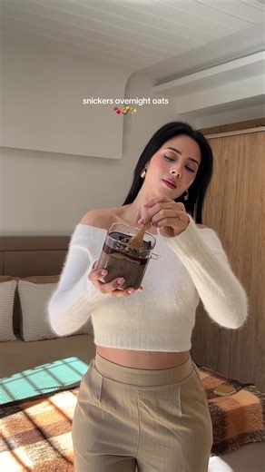 on a kick w the overnight oats🍫 recipe: pour la base: • 40g avoine (terhiwha en poudre) • 1,5 cuillère à soupe graines de chia • 1 cuillère à soupe cacao en poudre • 1,5 cuillère à soupe beurre cacahuètes • 1-2 cuillères à soupe miel • 60-70ml lait • 1 yaourt grec et demi (greecos) @Vitalait_Tunisie pour la couche caramel: • 3-4 dattes trempées dans l’eau • eau de datte (eli nafakhtou fih degla) • 1-2 cuillère à café beurre cacahuètes er7iiiw kol chay pour la décoration: • cacahuètes écrasées &