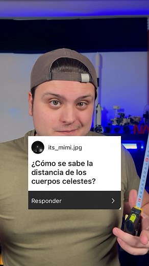 Medir distancias en el cosmos 👇🏻 El método de la paralaje consiste en observar el mismo objeto desde dos lugares distintos (puede ser desde 2 observatorios distintos o simplemente esperando unos meses y dejando que la Tierra se desplace alrededor del Sol). Conociendo la separación en distancia entre las dos observaciones y observando el cambio de ángulo en la posición del objeto, se puede calcular la distancia hasta él com trigonometría básica. Las candelas estándar son objetos celestes que em