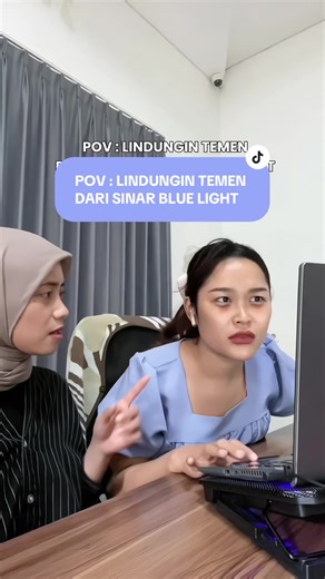 POV: jadi temen yang nyelamatin kulit dari blue light 😎💻 Karena layar HP & laptop tuh bisa bikin area mata cepet keriput dan kusam loh — terutama kalau sering lembur 😭 💙 Eyeconic Blue Shield Cooling Eyecream ✔️ Melindungi kulit dari Blue Light & EMR ✔️ Menenangkan area mata dari rasa panas ✔️ Bantu regenerasi kulit & cegah garis halus #EyeconicOmniSkin #BlueLightProtection #SkincareTrend #AOEChallenge #EyecreamIndonesia