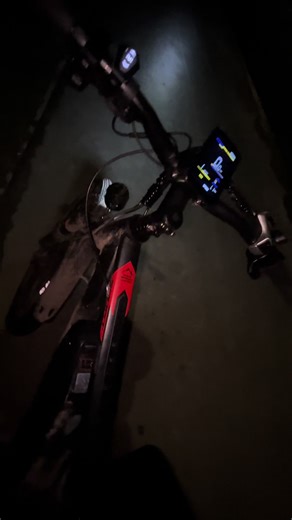 🚴‍♂️ 1. Effortless Riding — Hills and Headwinds Don’t Stand a Chance No more arriving sweaty or exhausted. Pedal help makes climbs feel flat and breezes feel calm. If you’ve ever thought “nah, not today” because the ride looked tiring — an e-bike changes that. ⸻ ⏱️ 2. Faster Commutes Without the Stress E-bikes significantly increase your average speed — often faster than buses or cars in urban areas during rush hour. You can get where you’re going quicker and with less effort. ⸻ 💸 3. Smarter M