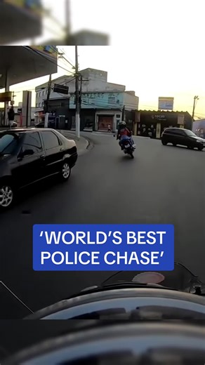 Nail-biting motorbike pursuit through city's narrow streets leaves viewers stunned... right up to its dramatic end. #fyp #police #brazil #saopaulo #motorbike #policechase #crimetok