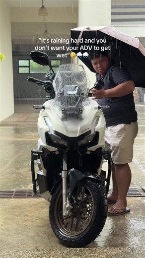 When you hear heavy rain and RUN to save your ADV 😳🌧️ #BikeOwnerProblems #RainAlert #ADVCommunity #MotorcycleCare #TrendingPH