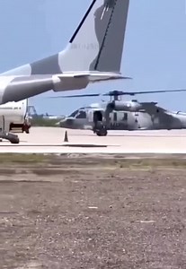 #Captura #CaroQuintero #Choix #LosMochis Así llegó Caro Quintero al aeropuerto de Los Mochis custodiado por Marinos y Federales, llegó en un helicóptero tipo Black Hawk de la Marina, al aeropuerto internacional de Los Mochis, donde lo esperaba un avión tipo Hércules, para su traslado a CDMX Video: Cortesia | Núcleo Informativo 360