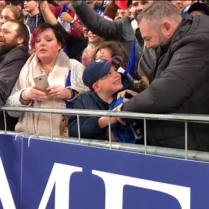 380K views · 10K reactions | Avant France / Angleterre, le petit Lény avait demandé sur notre Snapchat un autographe et un bisou à Mathieu Bastareaud Officiel. Samedi au Stade de France, il a reçu un maillot dédicacé par tous les joueurs du #XVdeFrance et son voeu a été exaucé ❤️ | France Rugby | Facebook