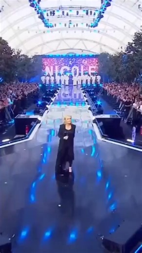 491K views · 18K reactions | Nicole verzaubert mit ihrem unvergesslichen Klassiker "Ein bisschen Frieden"! Gänsehaut pur! ❤️ | Schlager Total | Facebook
