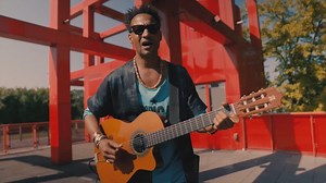 🖤 David Walters’ music vibrates and envelops our hearts and the Parc de La Villette. Inside this musical epicenter of Paris, ‘Light’ is like an invitation to open-mindedness and to the world with Acoustic Folk and Afro-Caribbean Soul music rhymes. ‘So don't you try to put me down / Stop the pain and let love shine’. See for yourself: https://bit.ly/DavidWaltersxBlogotheque Special thanks to everyone at Parc de La Villette and Bernard Tshumi. #musicsession #blogotheque #livemusic #takeawayshow |