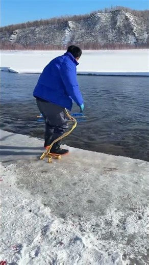 Lily Amazing Survival Skills: Innovative Method of Fishing Through Ice in Extreme Winter