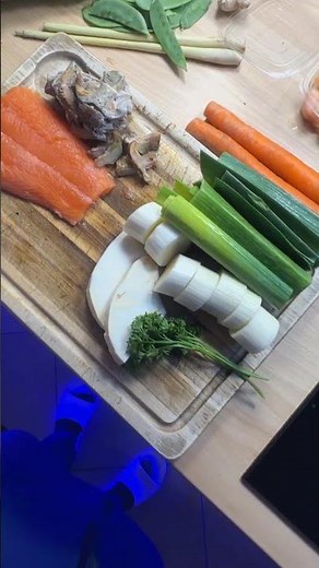 Asiatische Fischsuppe mit Lachs, Pilzen, Garnelen #kochen #asiatischeküche #fischsuppe #mirkoskueche